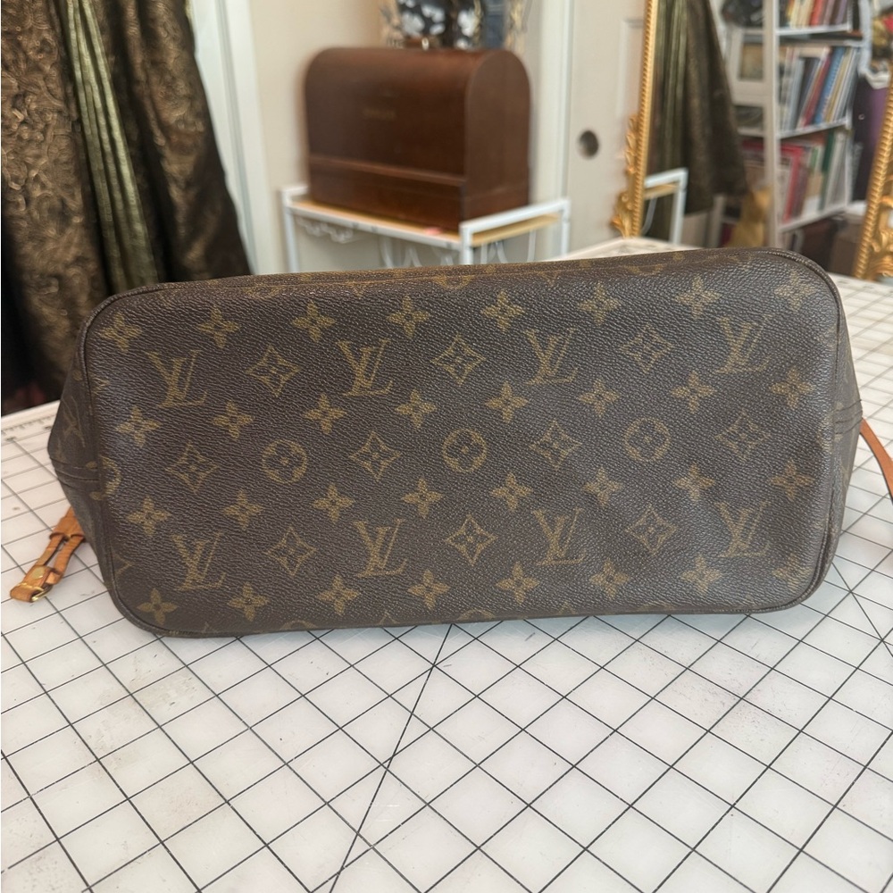Louis Vuitton Classic Brown Monogram Tote - Picture 4 of 15